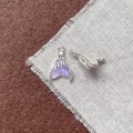 Dettaglio del ciondolo a coda di sirena argento con resina viola glitterata per DIY - Ciondolo Coda di Pesce Viola (24#)