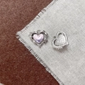 Dettaglio di ciondoli a cuore con intarsio in marmo rosa e trame a stella in rilievo - Cuore Texturizzato Rosa Viola (16#)