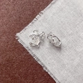 Dettaglio degli orecchini a fiocco in argento con cristalli su sfondo di lino rustico - Fiocco in Strass Argento (13#)