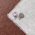 Dettaglio macro del motivo a stelle e base in metallo argento sul ciondolo a trifoglio - Cuore in Smalto Viola (12#)