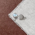 Dettaglio macro del ciondolo a cuore in argento con intarsio azzurro ed effetto metallo liquido - Cuore in Resina Blu Chiaro (9#)
