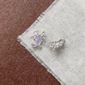 Dettaglio di ciondoli a fiocco in argento con smalto lilla su sfondo di tessuto - Fiocco in Smalto Viola Chiaro (10#)