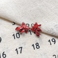 Vue détaillée de deux breloques poissons en émail rouge pour bijoux DIY et bracelets - 24# Poisson Trou Argenté