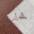 Dettaglio macro di ciondoli a coda di sirena con smalto rosa e strass per gioielli fai-da-te - Coda di Pesce Smalto Rosa Chiaro (7#)