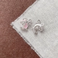Detailansicht silberner Schmetterling- und Delphin-Anhänger mit rosa Emaille für DIY-Schmuck - Rosa Harz Delphin und Schleife (4#)