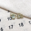 Vue macro des deux côtés d'un pendentif tortue doré avec une pierre précieuse verte - 23# Tortue Zircon Vert Trou Doré