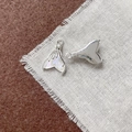 Nahaufnahme silberner Walflossenanhänger mit Perlmutt-Inlay und Strass für DIY-Schmuck - Irisierender Weißer Fischschwanz (3#)