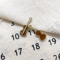 Détail macro de pendentifs violon en alliage doré avec finition émaillée marron - 19# Violon Or