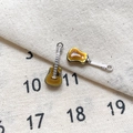 Détail de deux breloques guitares en émail ambré et argent pour création de bijoux DIY - 18# Guitare Argent