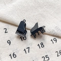 Vue détaillée du pendentif piano noir montrant les touches et la finition en résine - 21# Piano