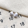 Vue macro de mignons pendentifs fantômes en émail blanc avec crochets dorés sur tissu - 12# Fantôme Blanc Trou Doré