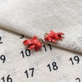 Gros plan de breloques poissons rouges en émail pour la création de bijoux DIY - 11# Poisson Trou Doré