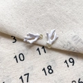 Primer plano de dijes de coral en esmalte blanco con anillas doradas para joyería DIY - 4# Coral Blanco Agujero Dorado