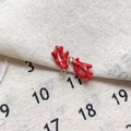 Detalle de dijes de coral rojo de aleación para accesorios de creación de joyas DIY - 2# Coral Rojo Agujero Dorado