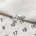 Primer plano de dijes de coral blanco con bucles de plata para joyería artesanal - 1# Coral Blanco Agujero Plateado