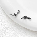 Détail macro d'une bélière noire avec tige filetée pour bijoux en perles baroques - Forme de Lampe (6#Noir Fusil)