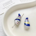 Dettaglio di perline in ceramica a forma di clown dipinte a mano su vassoio bianco - Gamma di colori blu