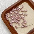 Vista macro de cuentas metálicas con forma de bambú en oro rosa para joyería DIY - 4# / 1 Pieza / Rosa