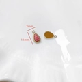 Vue macro de pendentifs goutte en marbre rose avec bordure perlée dorée et tailles - Goutte d'Eau Pierre Rose
