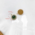 Vue détaillée du pendentif tournesol de 15mm plaqué or 14k avec une pierre verte - Aventurine Verte Soleil Ronde