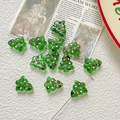 Makro-Detail von grünen Weihnachtsbaum-Glasperlen mit bunten handgemalten Punkten für DIY - 8# Transparenter Grüner Weihnachtsbaum