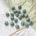 Gedetailleerd beeld van handgemaakte onregelmatige keramische kralen met glazuur - Blauwgroene en Witte Zandtextuur Kraal (7# 1 Stuk)