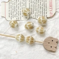 Dettaglio di perline di ceramica crema con finitura a crepe per gioielli fai-da-te - Stile Crepato Marrone Chiaro (1#)