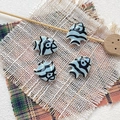 Detailansicht von vier handgefertigten Keramik-Tropenfischperlen für DIY-Schmuck - 4# (Hellblau Schwarze Streifen)