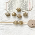Dettaglio macro di perle in ceramica a forma di oliva con trama smaltata a scaglie di drago - Stile Macchiato Marrone Chiaro Crema (2#)