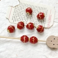 Dettaglio di perline in ceramica a fragola rossa con strisce bianche per gioielli fai-da-te - Stile Motivo Rosso Fragola (6#)