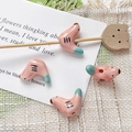 Macro-opname van handbeschilderde keramische kralen in handschoenvorm met roze glazuur - Roze Handschoenstijl (3#)