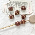 Dettaglio macro di perline di ceramica rossa con linee ondulate per gioielli fai-da-te - Stile Macchiato Ondulato Marrone Rosso (10#)