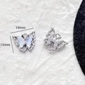 Vue macro d'un pendentif papillon de 19x15mm avec incrustation irisée argentée - Papillon Irisé Creux (6#)