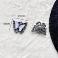 Vue macro d'un pendentif papillon gunmetal 19mm avec des ailes irisées et dimensions - Papillon Irisé Noir Fusil (8#)
