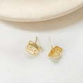 Primer plano de pendientes de panda bañados en oro 18k con textura de metal cepillado - Dorado