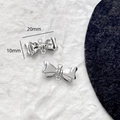 Vue détaillée du pendentif nœud papillon en métal argenté avec deux anneaux de 20x10mm - Nœud Double Anneau Argent (16#)