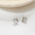 Primer plano de pendientes de panda bañados en oro de 18k con detalles de pelaje - Plateado