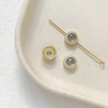 Makroaufnahme von vergoldeten Abstandsperlen mit Zirkonia und seeblauen Steinen - Meeresblaue Zwischenperle / 18K-Gold