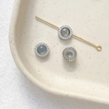 Detailansicht der 18k vergoldeten Zwischenperlen mit Zirkonia und blauen Edelsteinen - Meeresblaue Zwischenperle / Weißgold