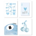 Vierteiliges Set hellblauer Wandbilder mit Aquarellmotiven wie Schleifen und Glückssymbole - 20x25cm / B24Y20917