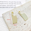 Detailweergave van twee gouden hakmes-bedels voor DIY-sieraden op een stenen ondergrond - Hakmes (6#)