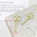 Detail van twee gouden schaarhangers van 34mm bij 15mm voor DIY-sieraden maken - Schaar (9#)