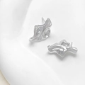 Details silberner unregelmäßiger Blatt-Ohrstecker mit hochglanzpolierter Oberfläche - Mattes Silber