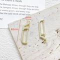 Gedetailleerde macro-opname van twee gouden mini-metaalzaagbedels voor DIY-sieraden - Metaalzaag (12#)