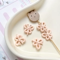Detail van vijf roze matte vlinderbedeltjes in een hartvormige keramieken schaal voor DIY - 1 Stuk / Lichtroze (4#)