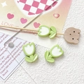Details von Tulpen-Resin-Perlen und Holz-Bärenstab für DIY-Handarbeit-Schmuckherstellung - Blassgrün (7# Einzelpreis)