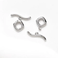 Makroaufnahme von 14k vergoldetem S925 Sterling Silber OT-Knebelverschluss für DIY Schmuck - Weißgold Vergoldeter Glatter Quadratischer Stil
