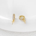 Makro-Detail von vergoldetem Anhänger-Verbinder mit Zirkonia und Perlenstift-Einstellung - Stil 1 Einzelstück / 18K-Gold