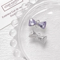 Detalle de dijes de lazo plateados con cristales morados para joyería artesanal DIY - Morado Base Plateada (D4898)