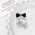 Detalle de colgantes de lazo en esmalte negro y plata texturizada para bisutería artesanal - Negro Base Plateada (D4898)